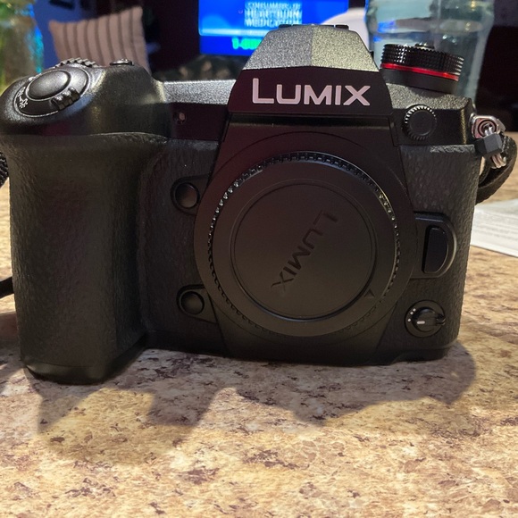 Panasonic lumix G9 four third camera with batteries and 25 mm lens - Picture 1 of 7